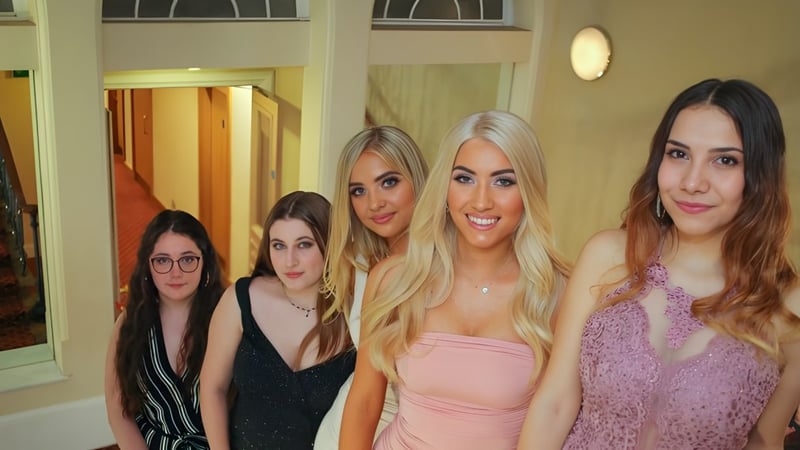 Eine Gruppe von fünf Schülerinnen posiert gemeinsam in einem Raum mit Bogenfenstern auf dem Campus des Rochester Independent College.