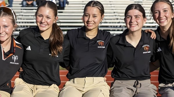 Eine Gruppe Schülerinnen der Rockford High School steht zusammen auf einer Tribüne und posiert für die Kamera.