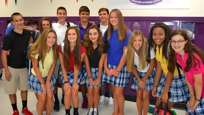 Eine Gruppe Schülerinnen und Schüler steht gemeinsam auf dem Campus der Rockford Lutheran School.