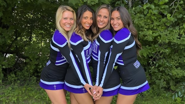 Vier Schülerinnen der Rockford Lutheran School stehen gemeinsam in Sportuniformen im grünen Außenbereich.