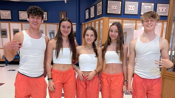 Eine Gruppe von Schülerinnen und Schülern der Rockland District High School steht gemeinsam in einem Bereich mit Schließfächern und Pinnwänden.