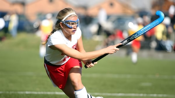 Eine Sportlerin hält einen Hockeyschläger auf dem Spielfeld der Rockport School während eines Spiels.