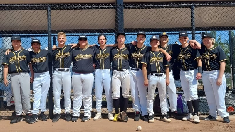 Eine Gruppe von Baseball spielenden Schülerinnen und Schülern steht auf dem Baseballfeld der Rockwell Charter School.