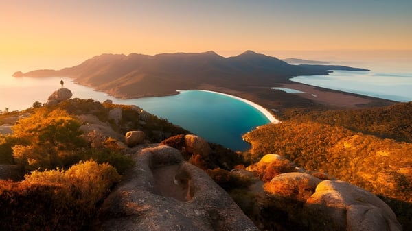 Ein türkisfarbener See umgeben von Bergen ist in der Landschaft nahe der Rose Bay High School zu sehen.
