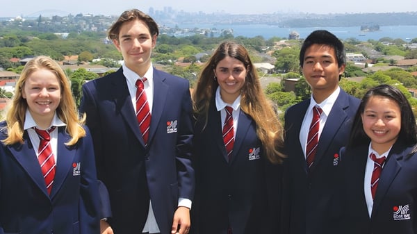 Eine Gruppe Schüler der Rose Bay High School steht zusammen mit einer Stadtlandschaft im Hintergrund.