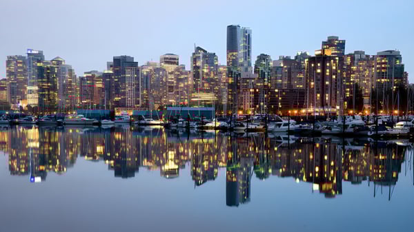 Der ruhige Hafen zeigt Boote vor der funkelnden Skyline der Stadt nahe der Rose-Des-Vents School.