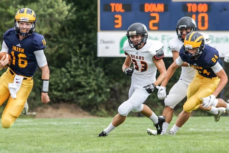 Schüler der Rosemount High School spielen ein Fußballspiel auf dem Sportplatz mit aktuellem Spielstand auf der Anzeigetafel.