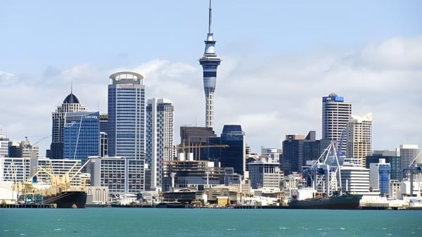Der Blick auf eine Stadt mit Wolkenkratzern und Hafen unter klarem Himmel in der Nähe des Rosmini College.