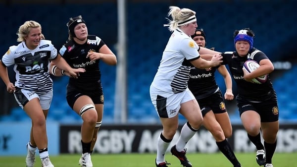 Schüler des Rosny College spielen ein Rugbyspiel in einem Stadion mit zwei gegnerischen Mannschaften auf dem Spielfeld.