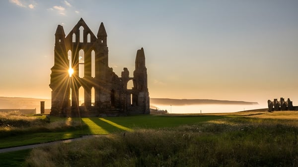 Die Ruinen einer Abtei befinden sich in der Landschaft auf dem Gelände der Rossall School im Sonnenlicht.