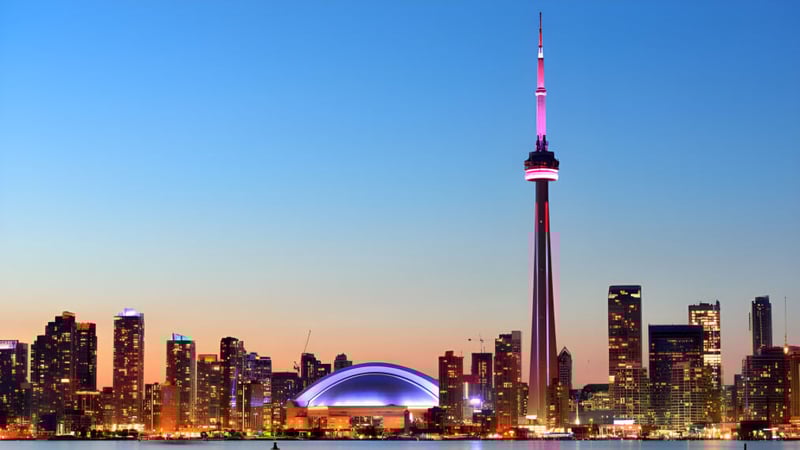 Ein beleuchteter hoher Turm steht vor der Skyline bei Sonnenuntergang auf dem Gelände des Rosseau Lake College.
