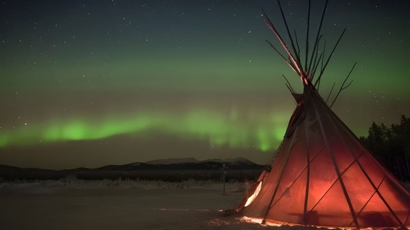 Die Nordlichter leuchten über einem traditionellen Teepee auf dem Gelände der Rothesay Netherwood School.