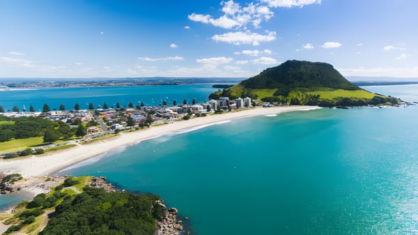 Eine malerische Küstenlandschaft mit Strand und Hafen nahe der Rotorua Lakes High School.