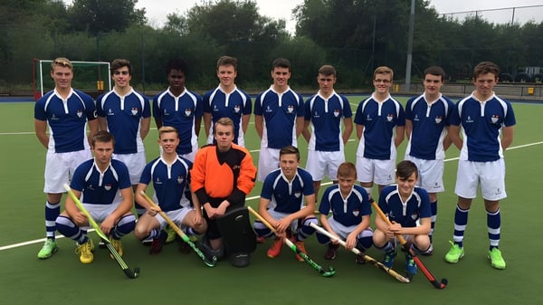 Eine Gruppe von Schülerinnen und Schülern posiert auf dem Fußballfeld der Royal and Prior Comprehensive School.
