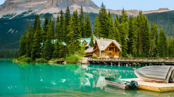 Ein stiller See mit Wald und Bergen im Hintergrund nahe der Royal Bay Secondary School.