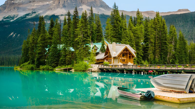 Ein stiller See mit Wald und Bergen im Hintergrund nahe der Royal Bay Secondary School.