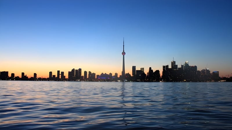 Blick auf die Toronto Skyline mit dem CN Tower bei Sonnenuntergang von der Royal Crown School aus.