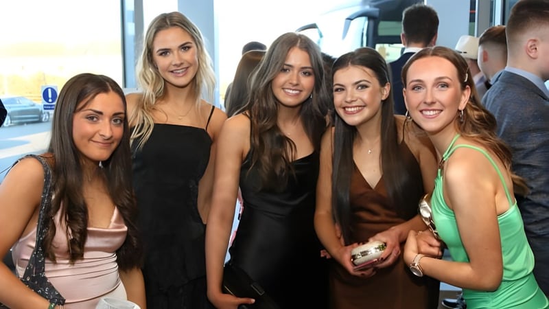 Eine Gruppe junger Schülerinnen der Royal Masonic School for Girls posiert gemeinsam vor einer Glaswand.