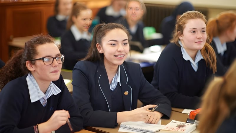 Eine Gruppe Schülerinnen der Royal Masonic School for Girls sitzt im Klassenzimmer an Tischen und arbeitet gemeinsam.
