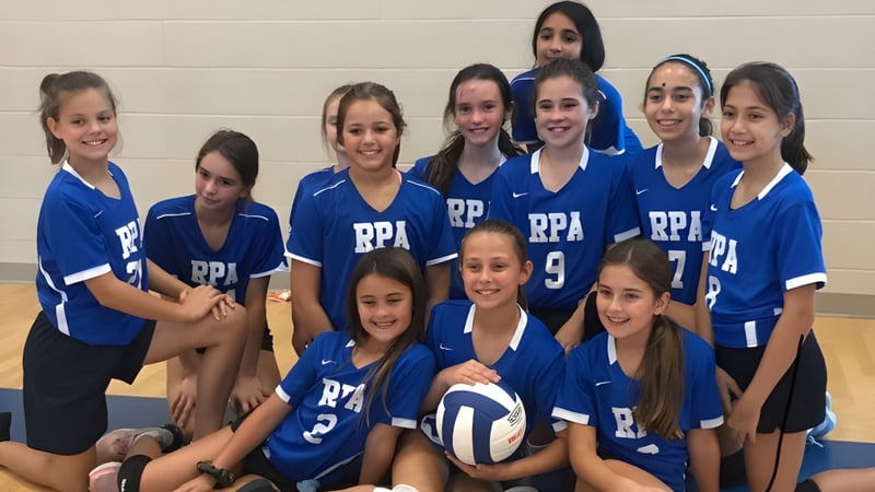 Eine Gruppe junger Athletinnen in blauen Uniformen posiert gemeinsam auf dem Sportplatz der Royal Palm Academy.