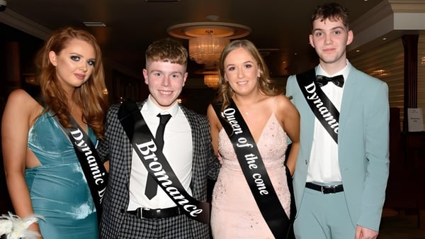 Vier Schülerinnen und Schüler der Royal and Prior Comprehensive School posieren gemeinsam in formeller Kleidung bei einer Veranstaltung.