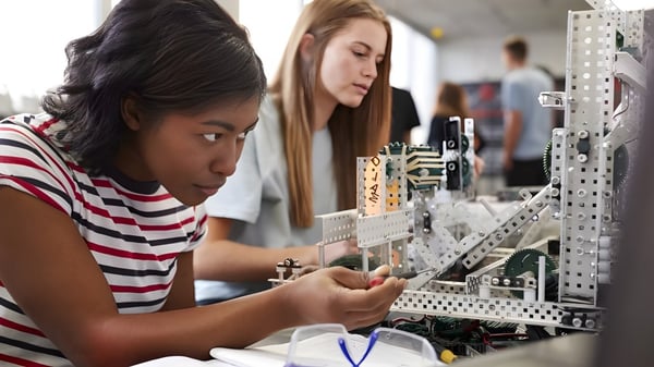 Zwei Schülerinnen der Royal and Prior Comprehensive School arbeiten konzentriert an elektronischen Bauteilen in einem Labor.
