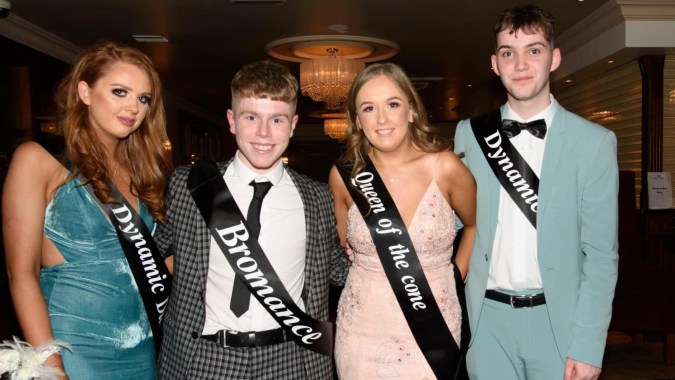 Zwei Schülerinnen und zwei Schüler der Royal and Prior Comprehensive School posieren in formeller Kleidung bei einer Seitenwahl.