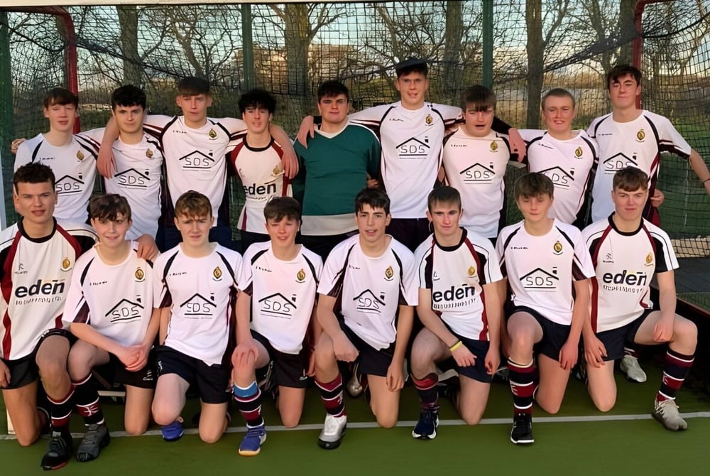 Eine Gruppe von jungen Fußballspielern posiert auf dem Spielfeld der Royal School Armagh.