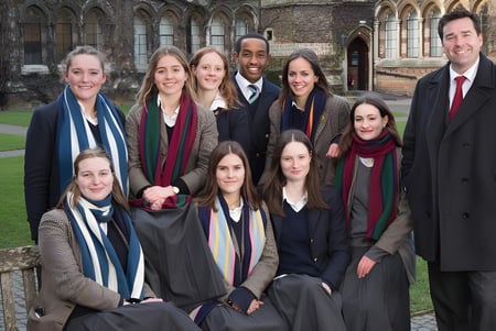 Eine Gruppe Schüler der Rugby School posiert vor einem historischen Gebäude mit gotischer Architektur.