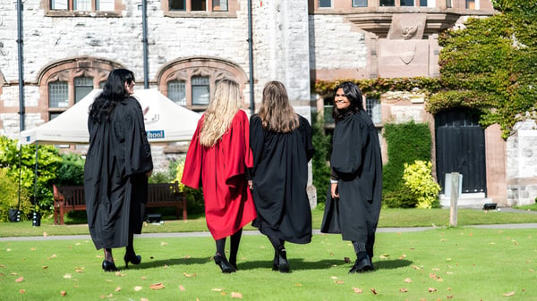 Fünf Personen in akademischen Gewändern stehen vor einem historischen Gebäude auf dem Gelände der Ruthin School.