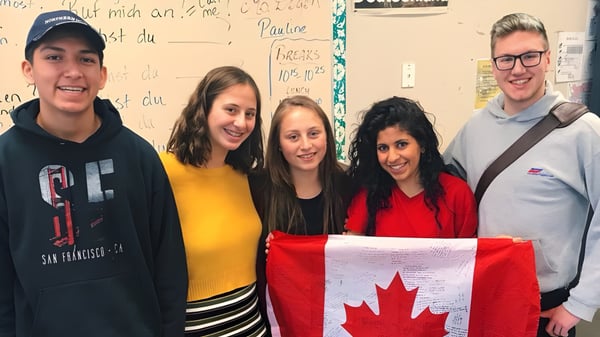 Schüler der Rutland Senior Secondary School halten in einem Klassenraum gemeinsam die kanadische Flagge.