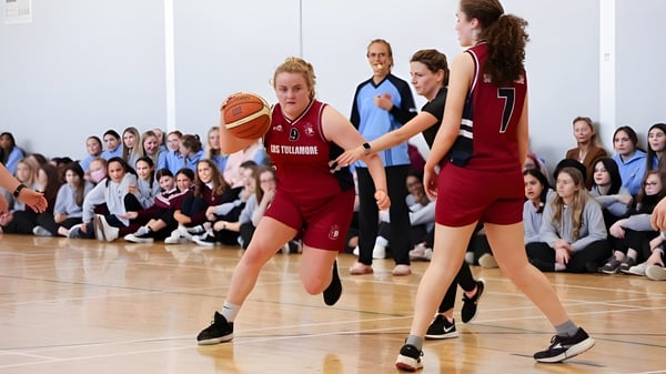 Weibliche Schüler spielen ein Basketballspiel in der Halle der Sacred Heart Secondary School in Tullamore vor Zuschauern.