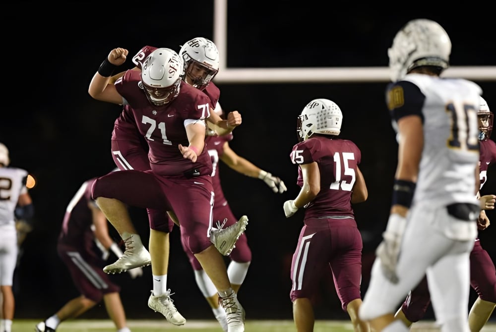 Schüler der Sacred Heart High School spielen ein Footballspiel auf dem Sportfeld.