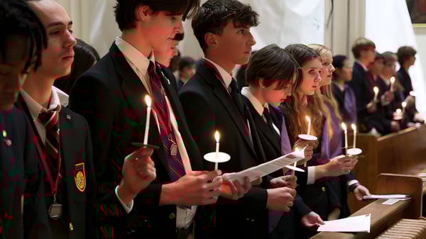 Schüler der Sacred Heart School of Halifax halten in einer Zeremonie brennende Kerzen.