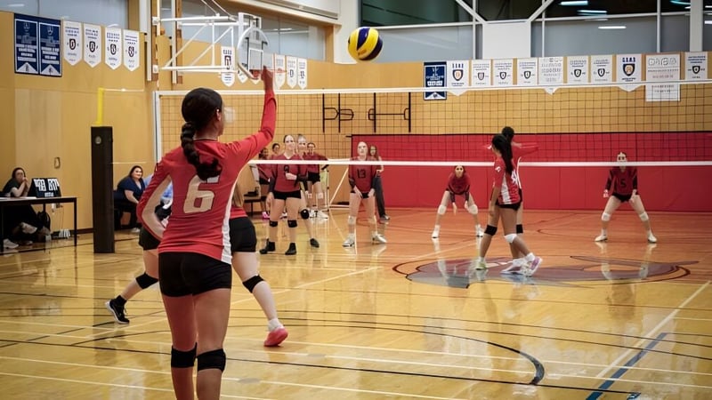 Schülerinnen der Sacred Heart School of Halifax spielen Volleyball in der Turnhalle.