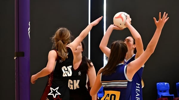 Zwei Schülerinnen der Sacred Heart Secondary School Clonakilty kämpfen während eines Basketballspiels um den Ball.