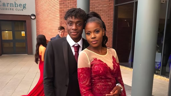 Zwei junge Menschen stehen vor dem Gebäude der Sacred Heart Secondary School in Drogheda.