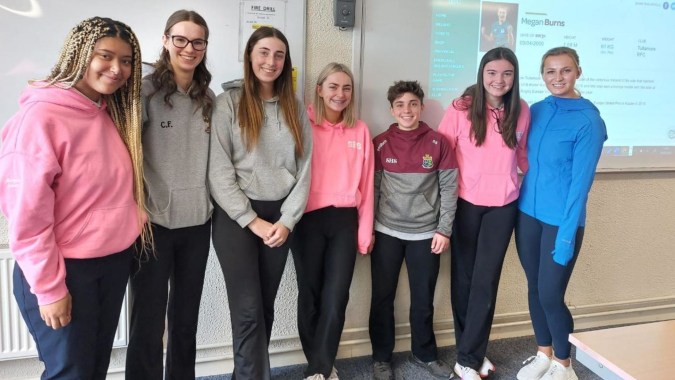 Eine Gruppe von Schülerinnen der Sacred Heart Secondary School in einem Klassenraum mit Whiteboard im Hintergrund.