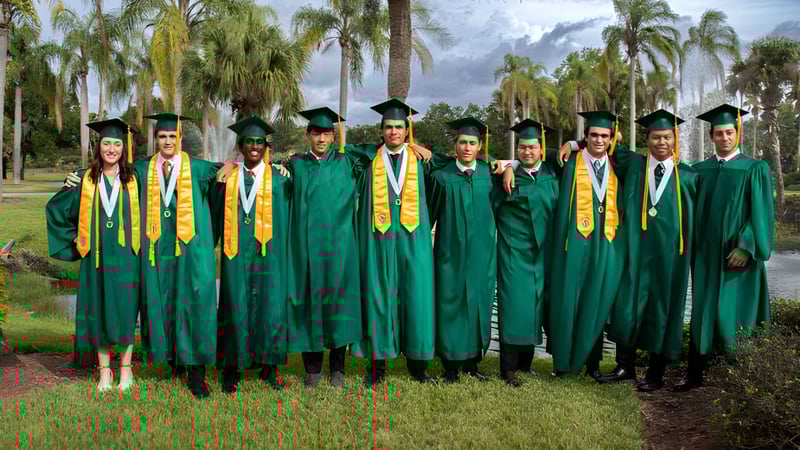 Absolventinnen und Absolventen der Saddlebrook Preparatory School in grünen Talaren und gelben Schärpen stehen im Außenbereich zwischen Palmen.