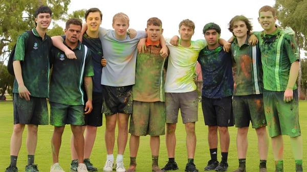 Eine Gruppe Schüler steht auf einer Wiese im Freien auf dem Gelände der Safety Bay Senior High School.