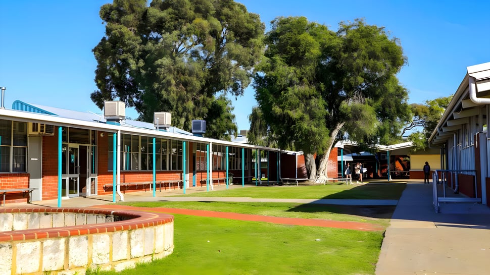 Der gut gepflegte Außenbereich der Safety Bay Senior High School zeigt verschiedene Gebäude und einen gepflasterten Weg durch grüne Anlagen.