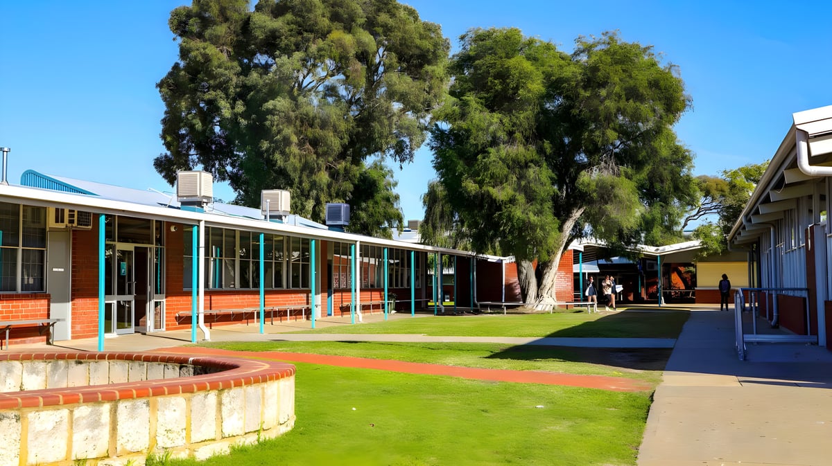 Der gut gepflegte Außenbereich der Safety Bay Senior High School zeigt verschiedene Gebäude und einen gepflasterten Weg durch grüne Anlagen.