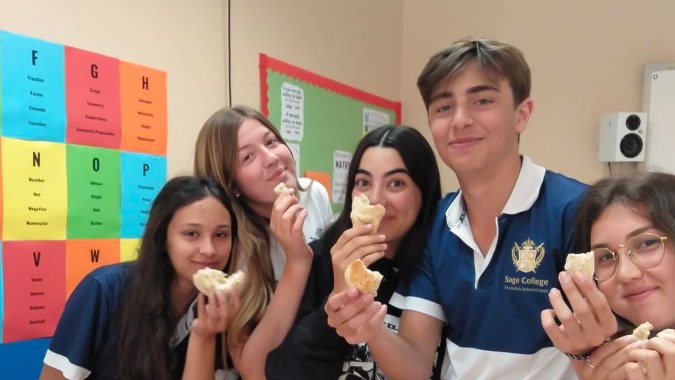 Schüler des Sage College genießen gemeinsam in einem farbenfrohen Klassenraum Eis.