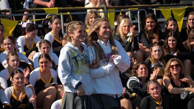 Eine Gruppe Schülerinnen steht draußen vor einem gelben Hintergrund auf dem Campus der Saint Anthony's High School.