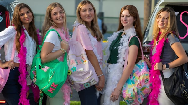 Eine Gruppe Schülerinnen der Saint Edward's School steht zusammen im Außenbereich vor einem Gebäude.