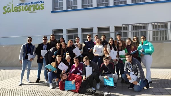 Eine Gruppe Schüler steht vor einem Gebäude mit dem Salesianas-Logo auf dem Campus der Salesianas.
