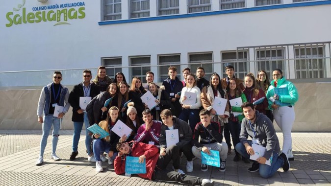 Eine Gruppe von Schülerinnen und Schülern steht vor dem Gebäude der Salesianas Schule.