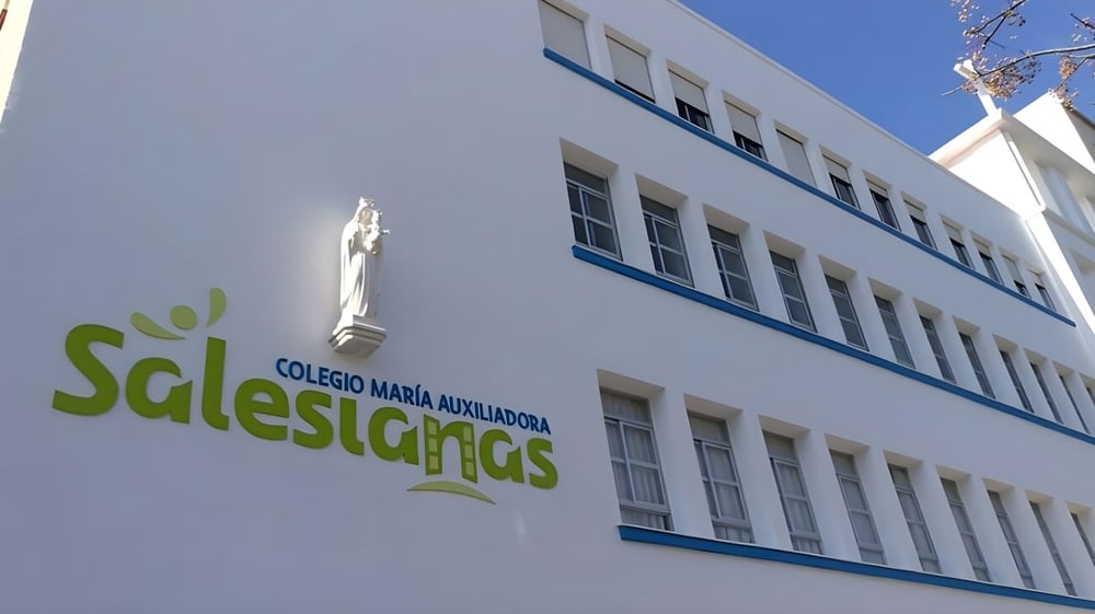 Das Schulgebäude der Salesianas zeigt die Fassade mit dem deutlich sichtbaren Logo und Schriftzug Colegio María Auxiliadora.
