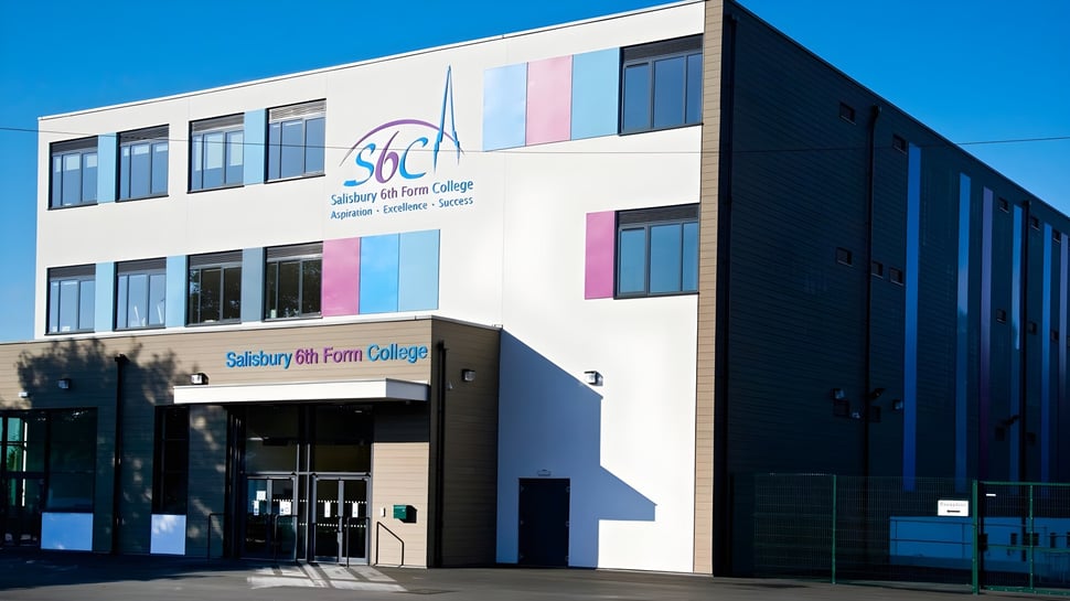 Das moderne mehrstöckige Gebäude mit dem SBC-Logo auf der Fassade gehört zum Salisbury Sixth Form College.