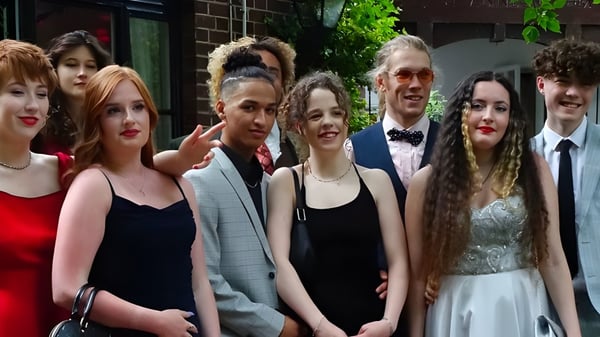 Eine Gruppe von Schülerinnen und Schülern des Salisbury Sixth Form College posiert vor einem Gebäude mit Grünflächen.